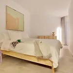 Kokomo Beachfront 아파트