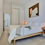 Kokomo Beachfront 아파트